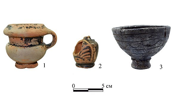 Vessels from the burial. 1 - black lacquer one-handed kanfar; 2 - black lacquer ariballic lekif with red-figured palmette; 3 - stucco incense burner.