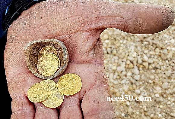 Уникальная находка израильских археологов -  золотой динар Харуна ар-Рашида (известный Багдадский халиф, главный персонаж «1000 и 1 ночь»